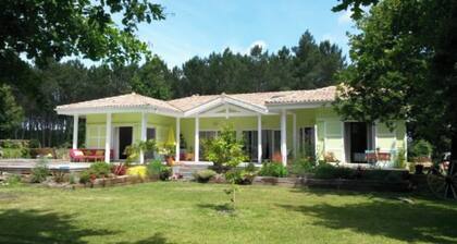 Chambre dâhĂŽtes « La CĂŽte dâArgent OcĂ©ane » avec terrasse privĂ©e, jardin privĂ© et Wi-Fi