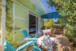 Outdoor dining - Guest Room "La Côte d’Argent Océane" with Private Terrace, Private Garden, and Wi-Fi (Le Porge)