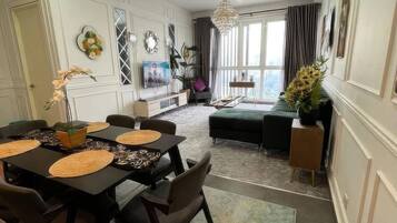Superior Apartment, 3 Bedrooms, Balcony, City View | Makan dalam bilik