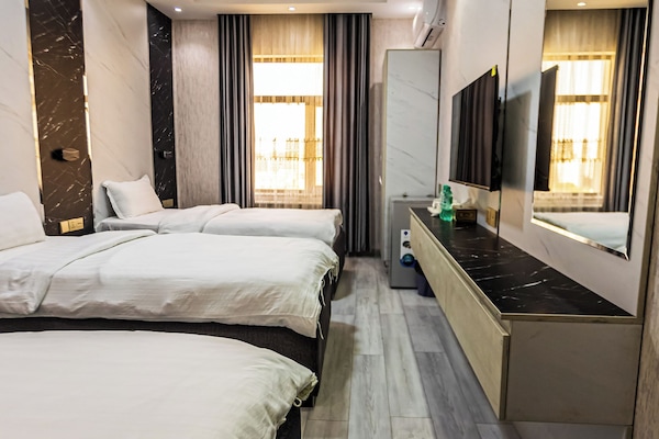 Superior trippelrum - utsikt mot staden | Sängtillbehör av högsta kvalitet, duntäcken och Select Comfort-madrasser