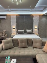 Superior Suite, Mountain View | Premium bedding, down comforters, Select Comfort beds, in-room safe