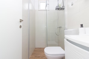 Casa Confort, vistas a la piscina | Baño | Secador de pelo y toallas