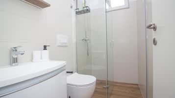 Comfort huis, uitzicht op zwembad | Badkamer | Een haardroger, handdoeken