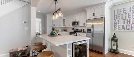 ثلاجة، ميكروويف، فرن، موقد طهي مسطح