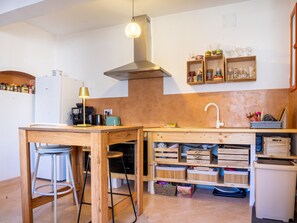 Fridge, oven, stovetop, coffee/tea maker