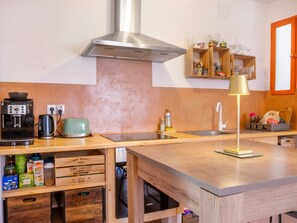 Réfrigérateur, four, plaque de cuisson, cafetière/bouilloire