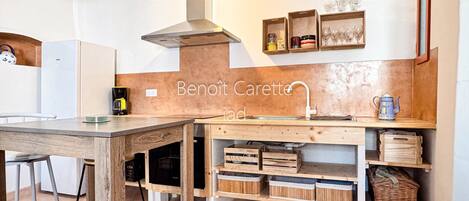Fridge, oven, stovetop, coffee/tea maker