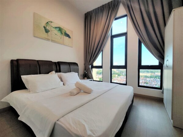 Desk, free WiFi - The Grand Subang Jaya SS15 By Emily in Town (Subang Jaya)