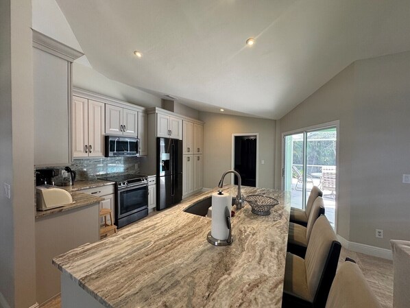 Microwave, oven, dishwasher, coffee/tea maker