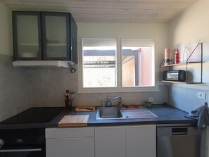 Kühlschrank, Mikrowelle, Ofen, Herdplatte