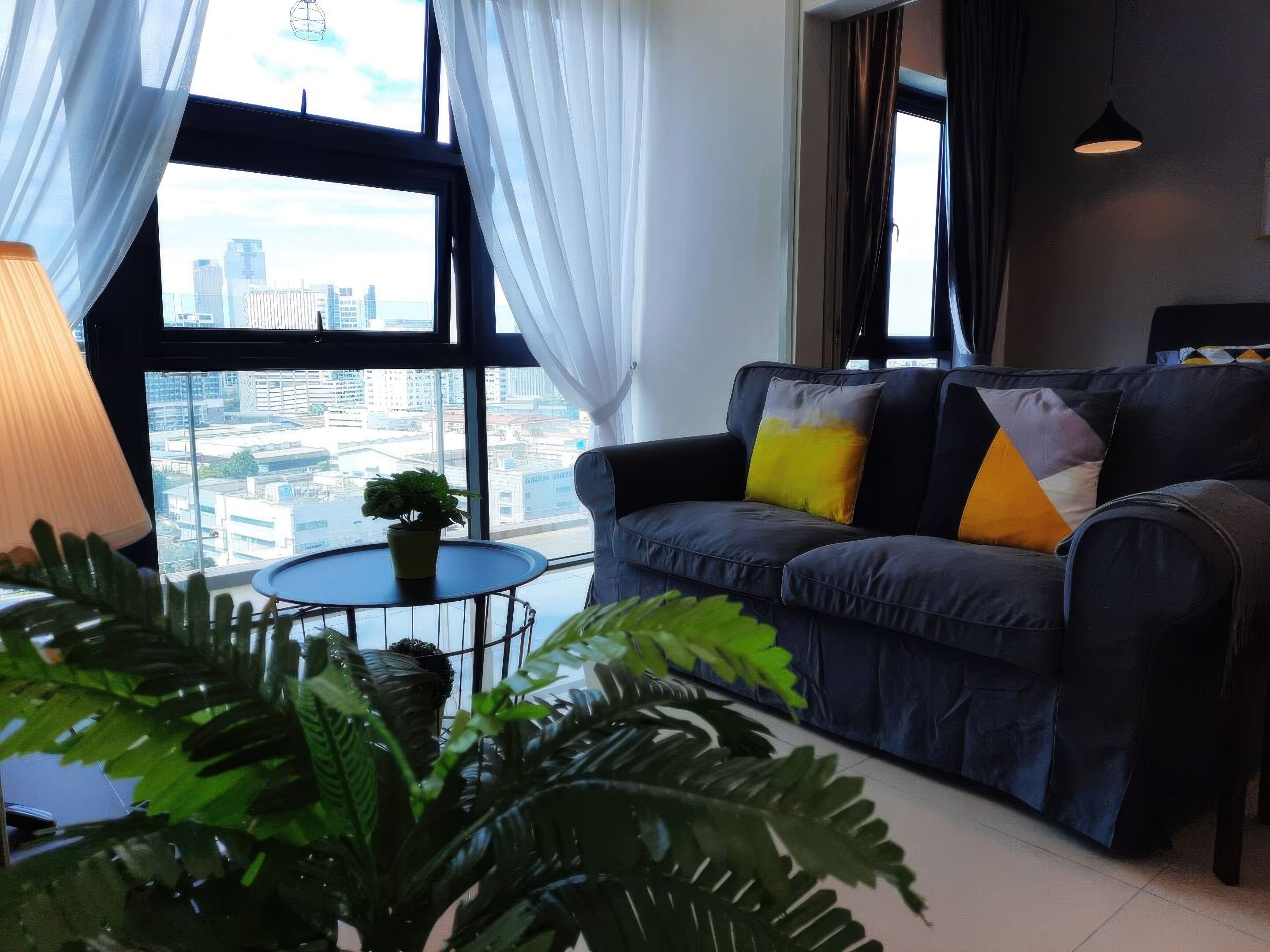 Estudio superior, 1 cama Queen size, cocina, vista a la ciudad | Área de sala de estar | Televisión de 35 pulgadas con canales por cable 