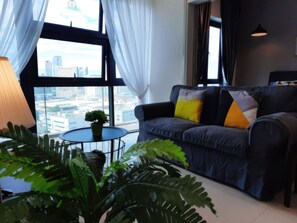 Superior-Studio, 1 Queen-Bett, Küche, Stadtblick | Wohnbereich | 35-Zoll-Fernseher mit Kabelempfang