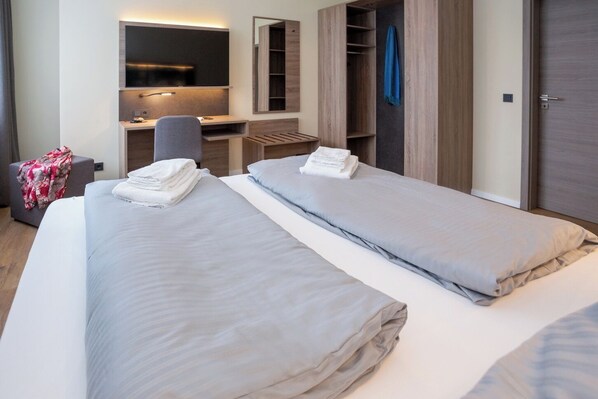5 bedrooms, desk, iron/ironing board, travel crib