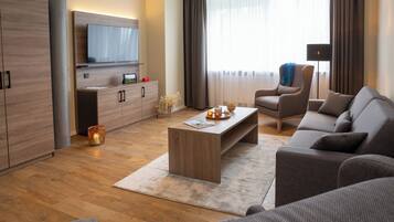 Fernseher, Tischtennisplatte, Bücher, Stereoanlage