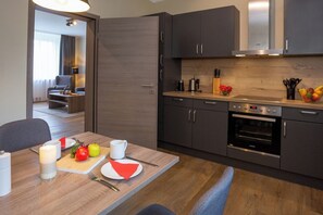 Fridge, oven, stovetop, dishwasher