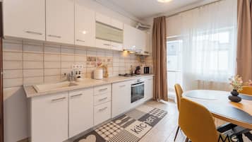 Deluxe Apartment | Private kitchen | Fridge, oven, stovetop, dishwasher