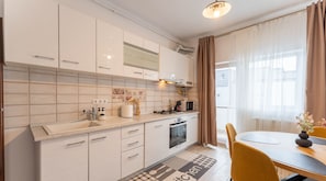 Deluxe Apartment | Private kitchen | Fridge, oven, stovetop, dishwasher