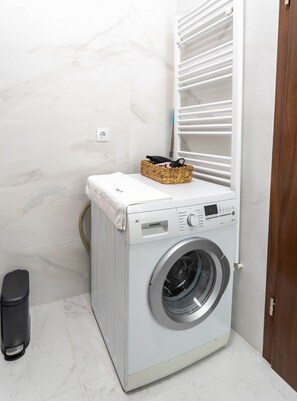 Deluxe Apartment | Bathroom