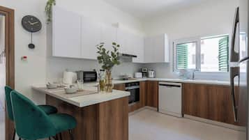 Apartamento, 3 quartos, cozinha, vista para a cidade | Cozinha privada | Geladeira grande, micro-ondas, fogão, cooktop