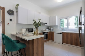 Appartement, 3 chambres, cuisine, vue ville | Cuisine privée | Grand réfrigérateur, micro-ondes, four, plaque de cuisson