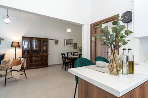 Apartamento, 3 habitaciones, cocina, vistas a la ciudad | Sala de estar | Smart TV de 50 pulgadas con canales digitales, servicios de streaming
