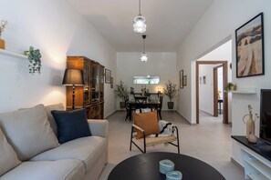 Apartment, 3 Bedrooms, Kitchen, City View | Ruang tamu | 50 inci sebuah televisyen pintar dengan digital 