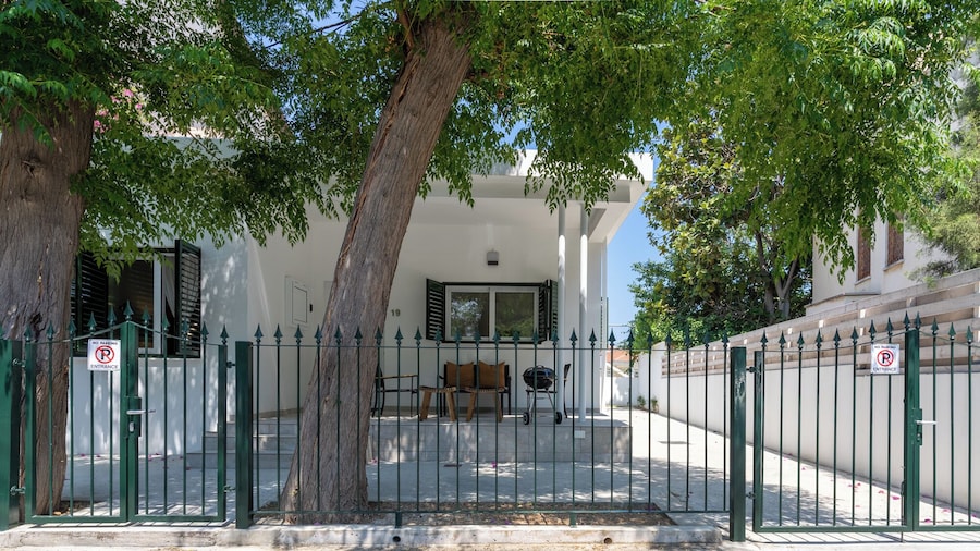 Arty Haven Spacious 3BR House in Larnaca