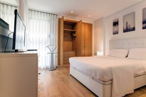 2 bedrooms, iron/ironing board, travel cot, WiFi