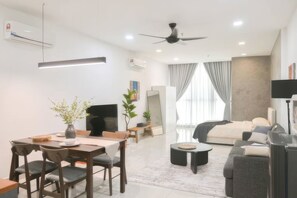 高级开间, 1 张大床, 厨房, 城市景观 | 客房内用餐