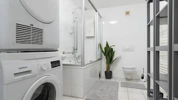 Secador de cabelo, toalhas de banho, sabonete, shampoo