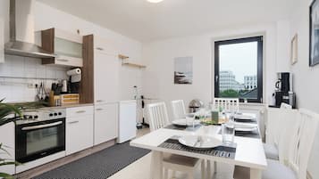 Een koelkast, een magnetron, een oven, een kookplaat