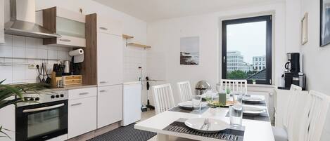 Réfrigérateur, micro-ondes, four, plaque de cuisson