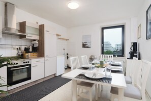 Een koelkast, een microgolfoven, een oven, een kookplaat