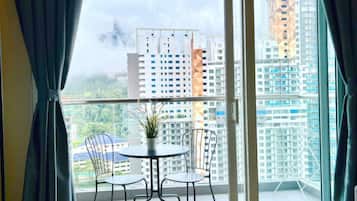Apartament superior, 2 dormitoris, cuina, vistes a la ciutat | Balcó