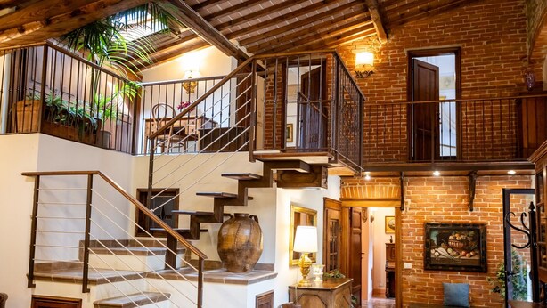 A spacious interior with a staircase leading to a balcony, a fireplace, and a dining area. - Beautiful private villa with WIFI, A/C, private pool, TV, veranda and pets allowed, close to Are... (Santa Firmina)