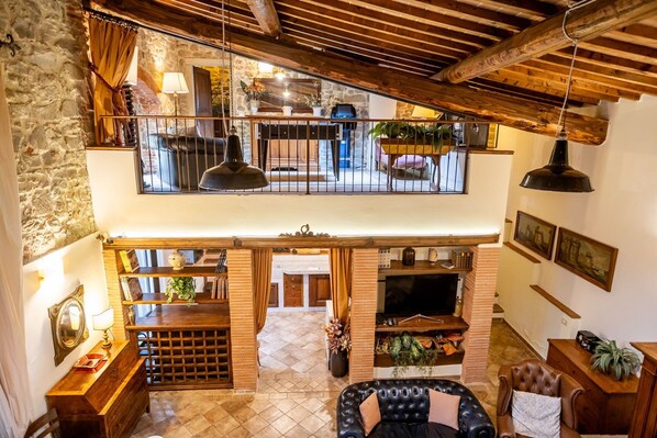 Fernseher, Kamin, DVD-Player, Tischfußball