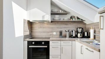 Fridge, oven, stovetop, dishwasher