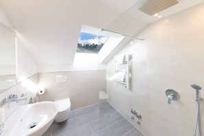Douche, séchoir à cheveux, serviettes fournies