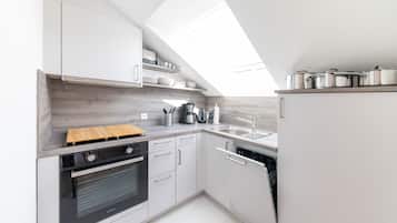 Een koelkast, een oven, een kookplaat, een vaatwasser