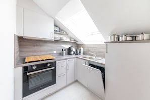 Een koelkast, een oven, een kookplaat, een vaatwasser