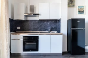 Apartamento clássico, vista para o jardim | Cozinha privada | Geladeira, cooktop, chaleira elétrica