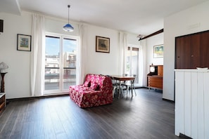 Apartamento conforto, vista para o jardim | Área de estar | TV 30 polegadas com canais via satélite
