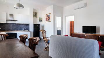 Classic Apartment, Garden View | Ruang tamu | 30 inci televisyen dengan satelit