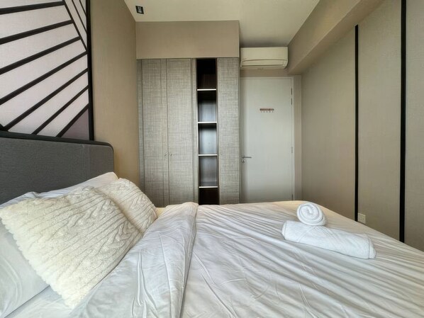 Un dormitorio con cama, armario y puerta.