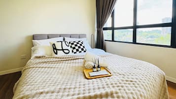 Superior Apartment, 3 Bedrooms, Balcony, City View | Meja, Wi-fi percuma