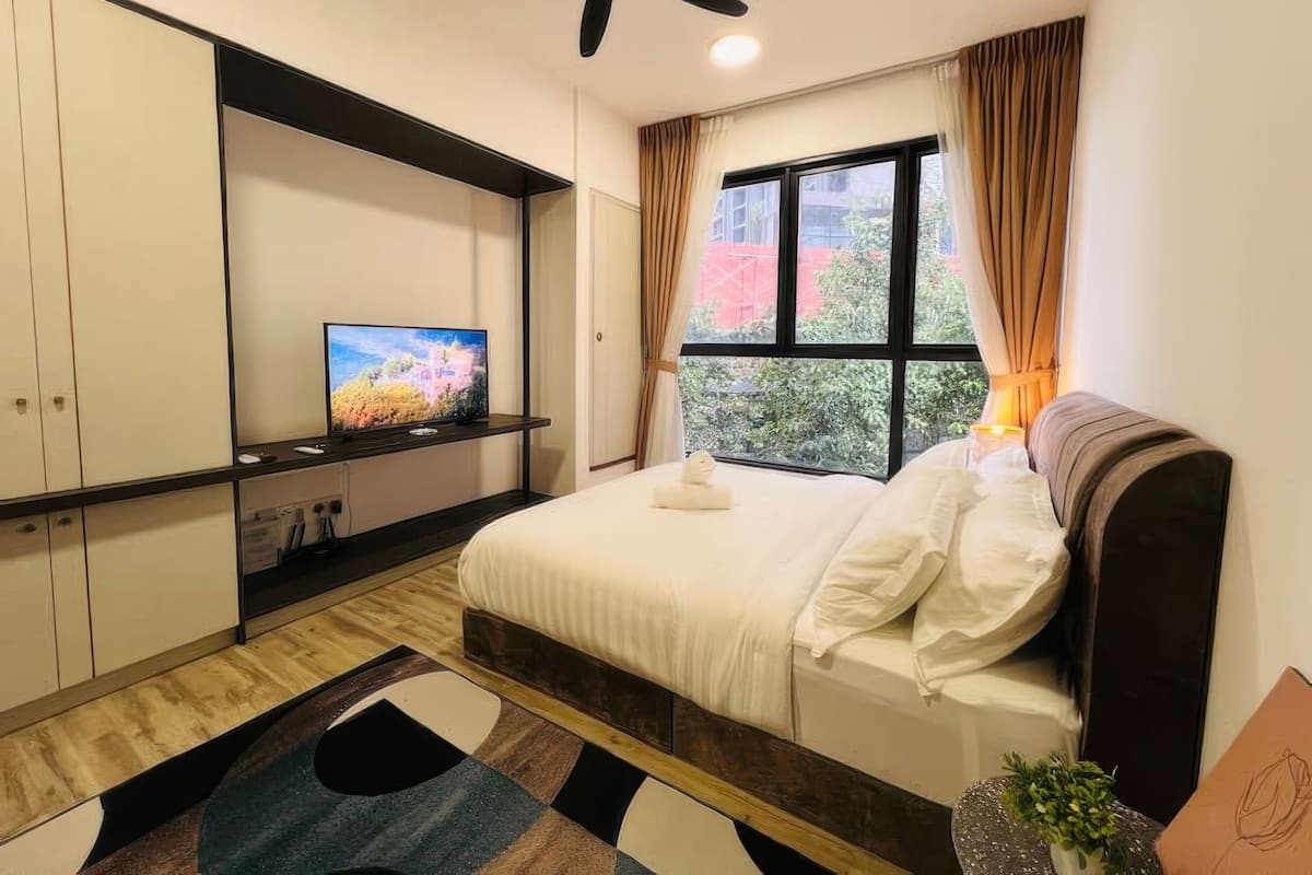 Estudio superior, 1 cama Queen size, balcón, vista a la ciudad | Escritorio y wifi gratis