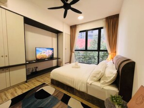 Superior Studio, 1 Queen Bed, Balcony, City View