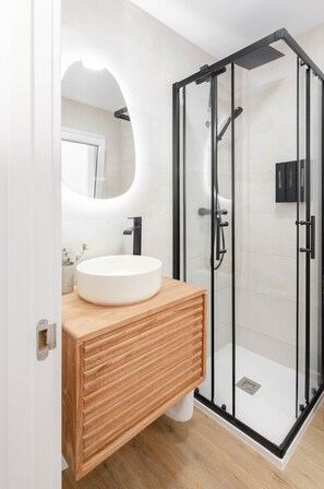 Douche, séchoir à cheveux, serviettes fournies