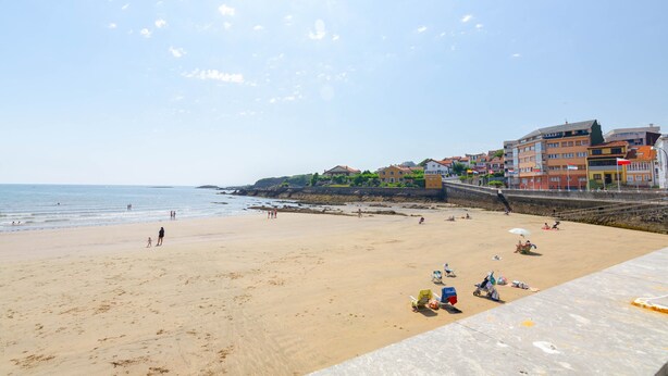 A beach with a promenade, buildings, and a clear sky. - Apartment 'Bilua' with Wi-Fi and Air Conditioning (Luanco)
