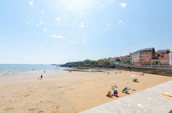 On the beach - Apartment 'Bilua' with Wi-Fi and Air Conditioning (Luanco)